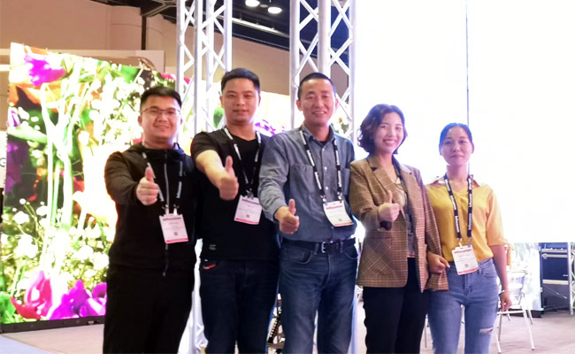 2019美国InfoComm展会 旋乐吧智慧显示展会现场事情人员合影